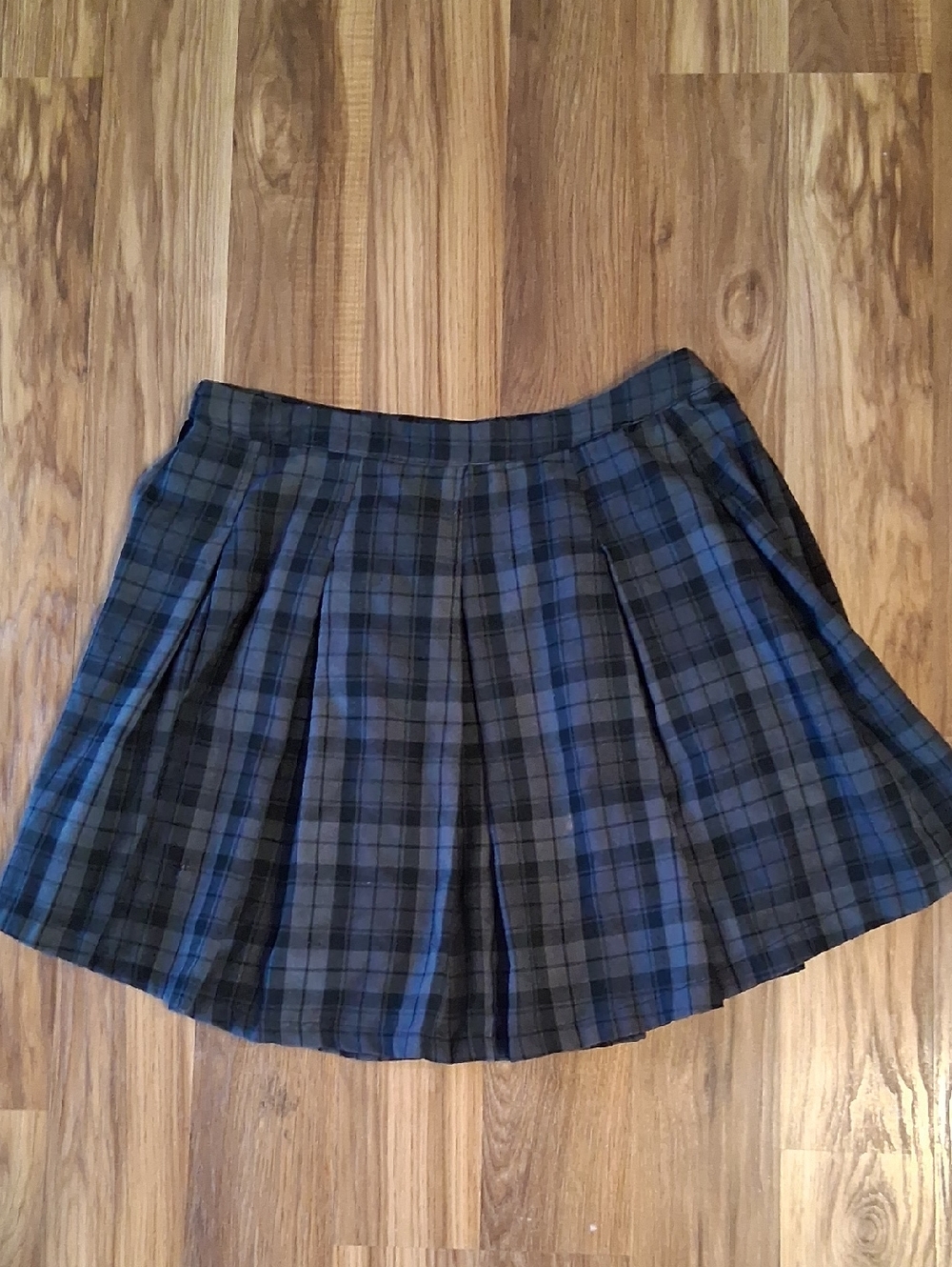 Vintage Hot Topic Black & Gray Plaid Pleated Mini Skirt with Buckle Detail - Picture 6 of 10